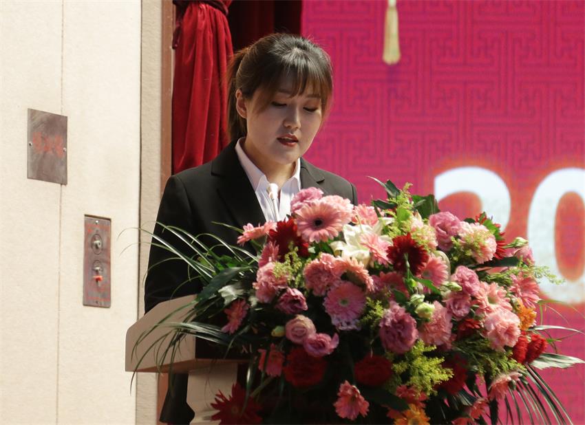 集团副总、江苏树恩教育科技有限公司总经理郭晏彤同志宣读《关于2019年中欧官方端网站登录入口集团下达各校区招生计划的意见》