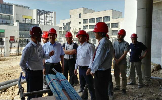 > 走进中欧官方端网站登录入口 > 中欧官方端网站登录入口掠影  	 张爱平陪同轨道交通公司董事朱明勇视察工地